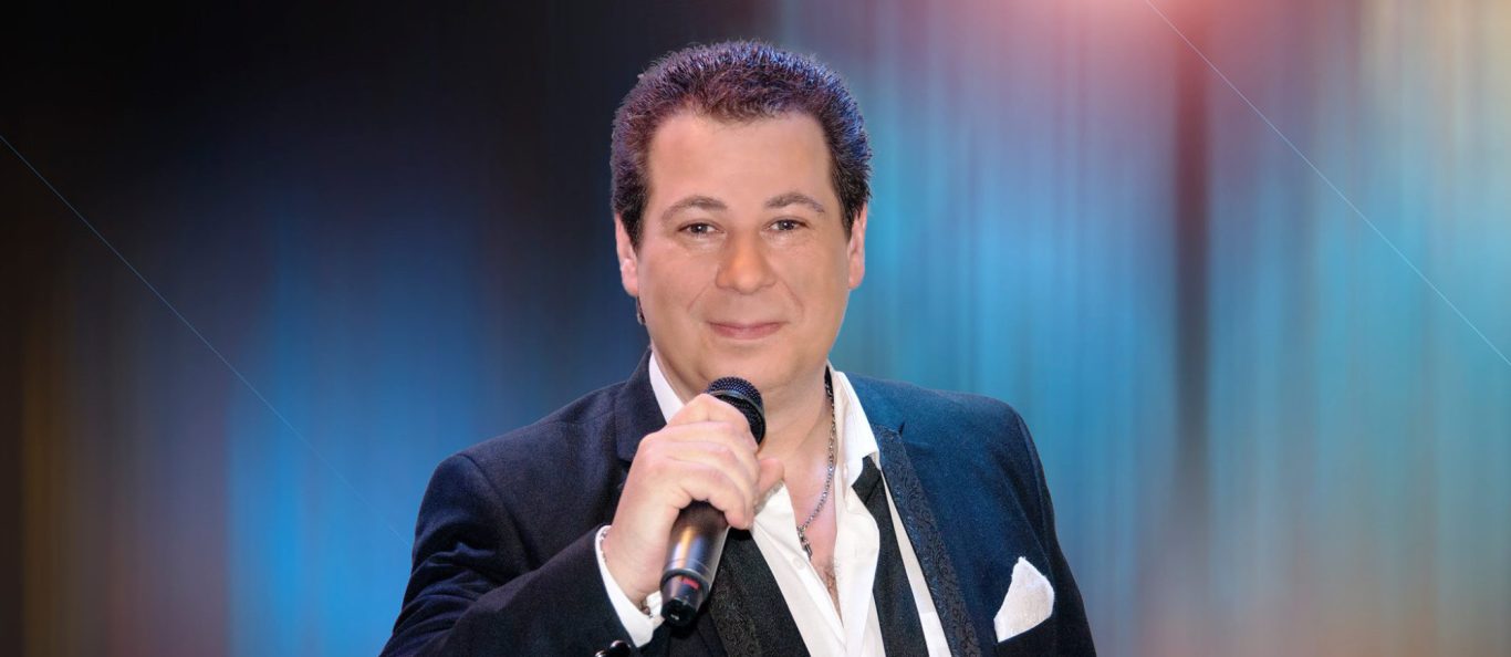 Alleinunterhlter Adrian Marko Adrian Marko Musiker mit Mikrofon