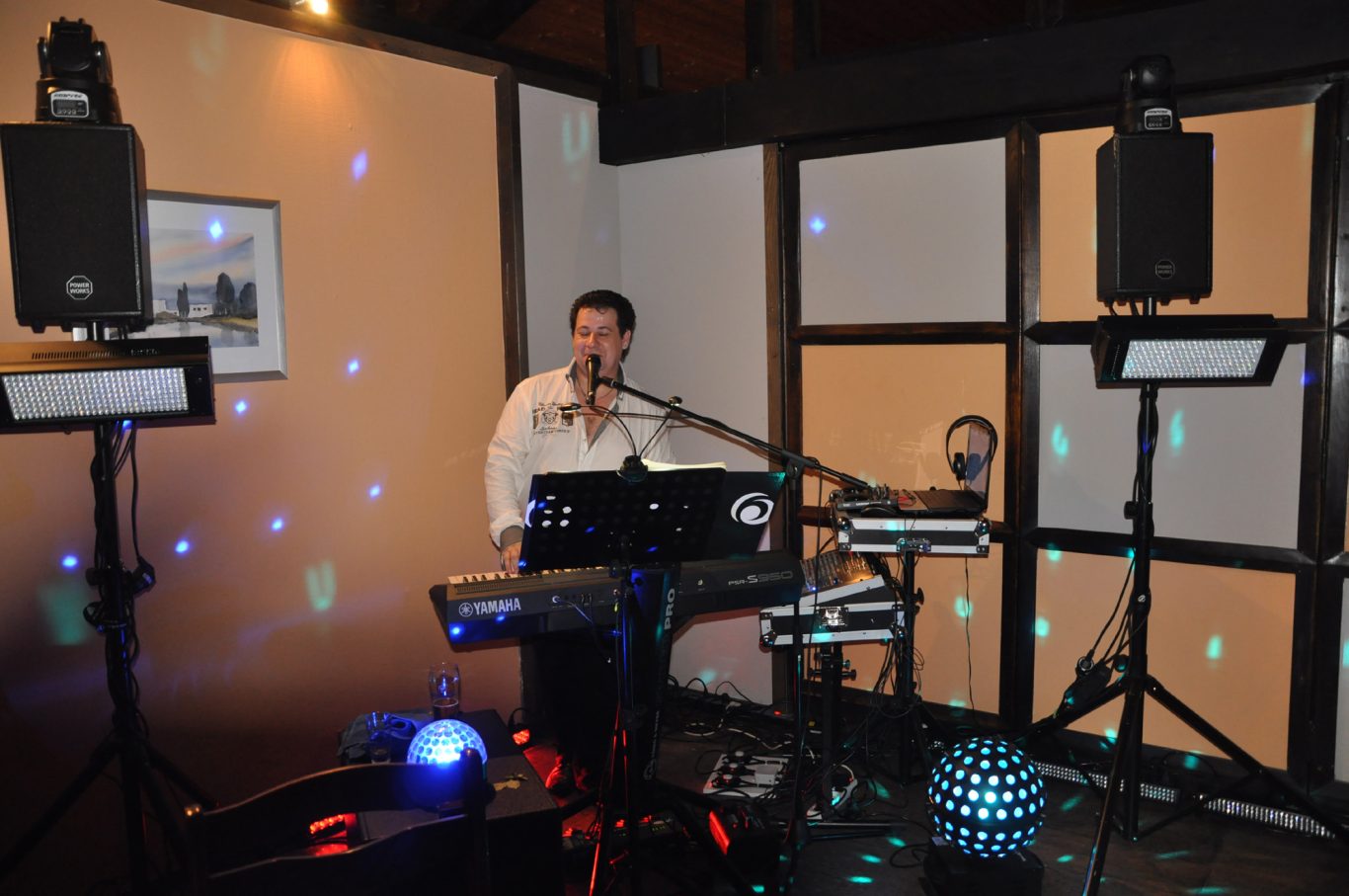 Adrian Marko am Yamaha Keyboard Ein Musiker spielt Tasteninstrumente in einer beleuchteten Umgebung.